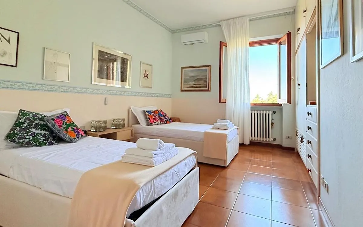 Luxury Vintage Versilia Mommio 0*,  Itálie